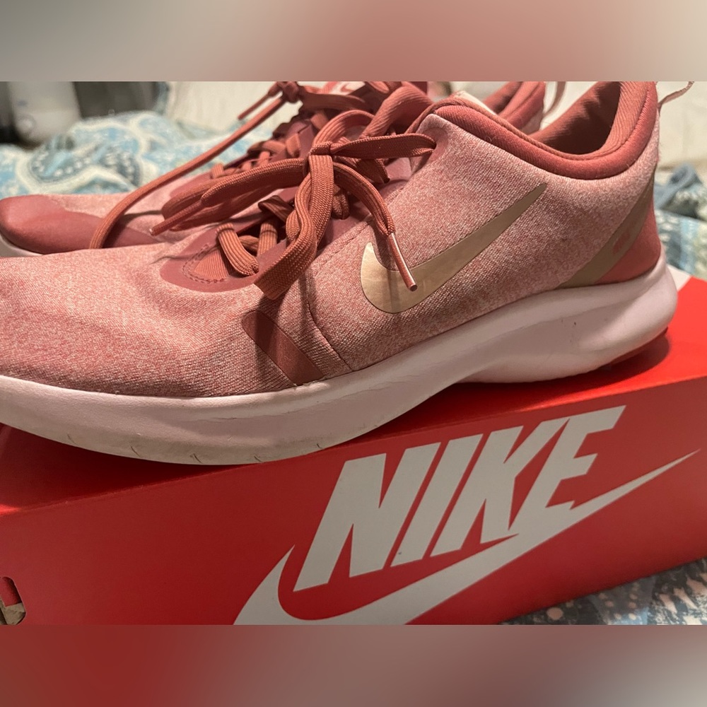 Nike Flex Experience Run size 9.5 / pink running shoe